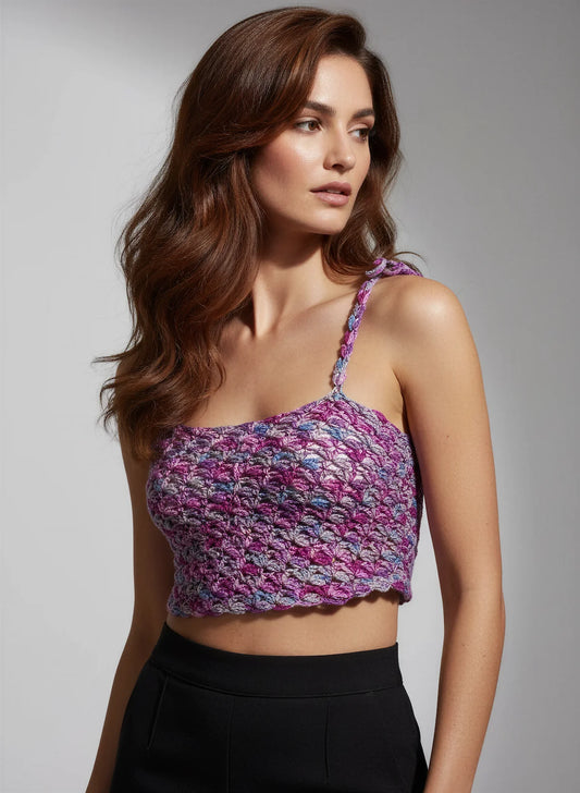 Top Belilla – vue de face 3/4 – top crochet fait main multicolore encolure asymétrique bretelle tressée motif coquille – Cachalabibi