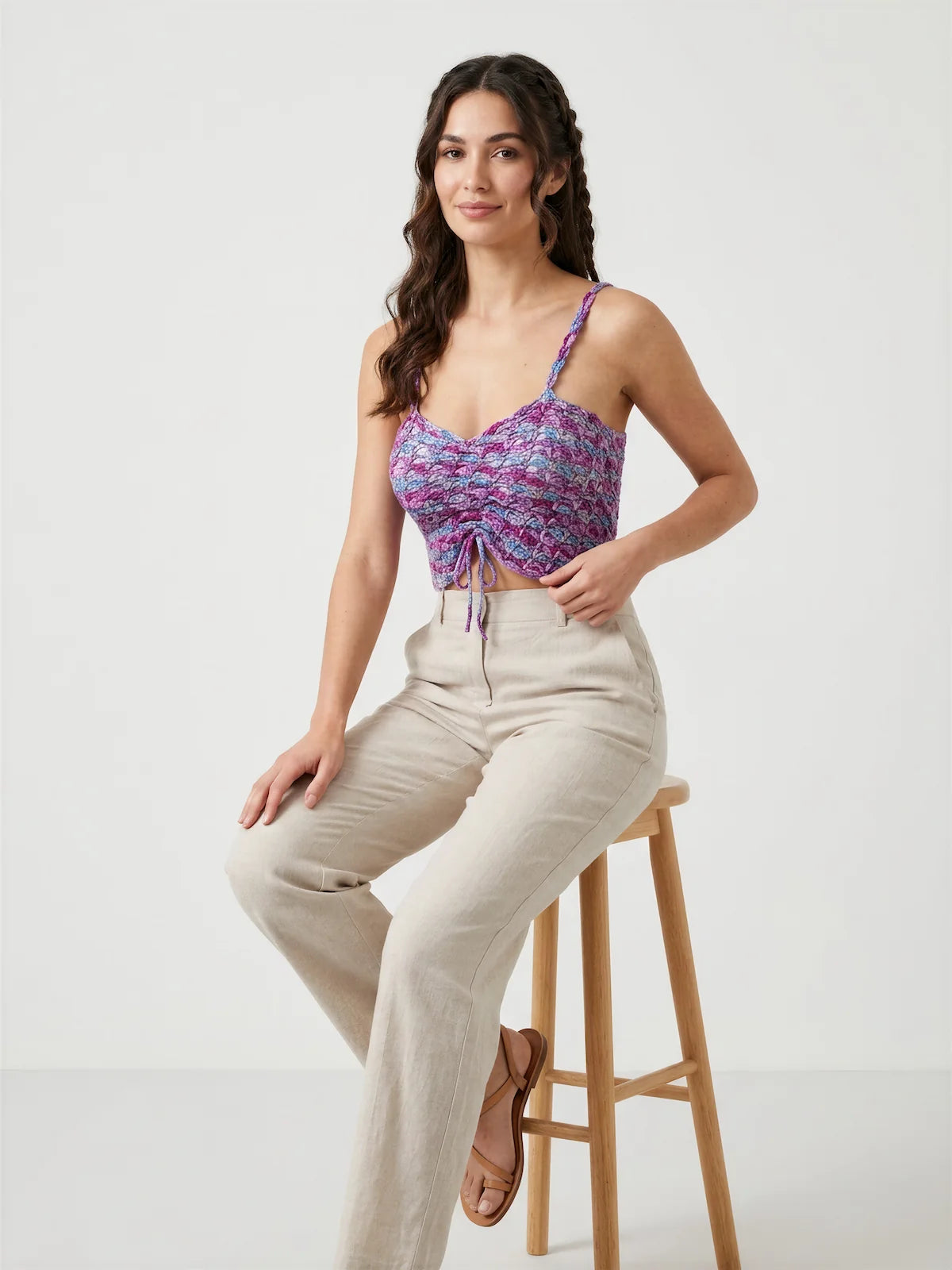 Top Belilla – vue de face assise – top crochet fait main multicolore bretelles tressées lien fronce pose éditoriale – Cachalabibi