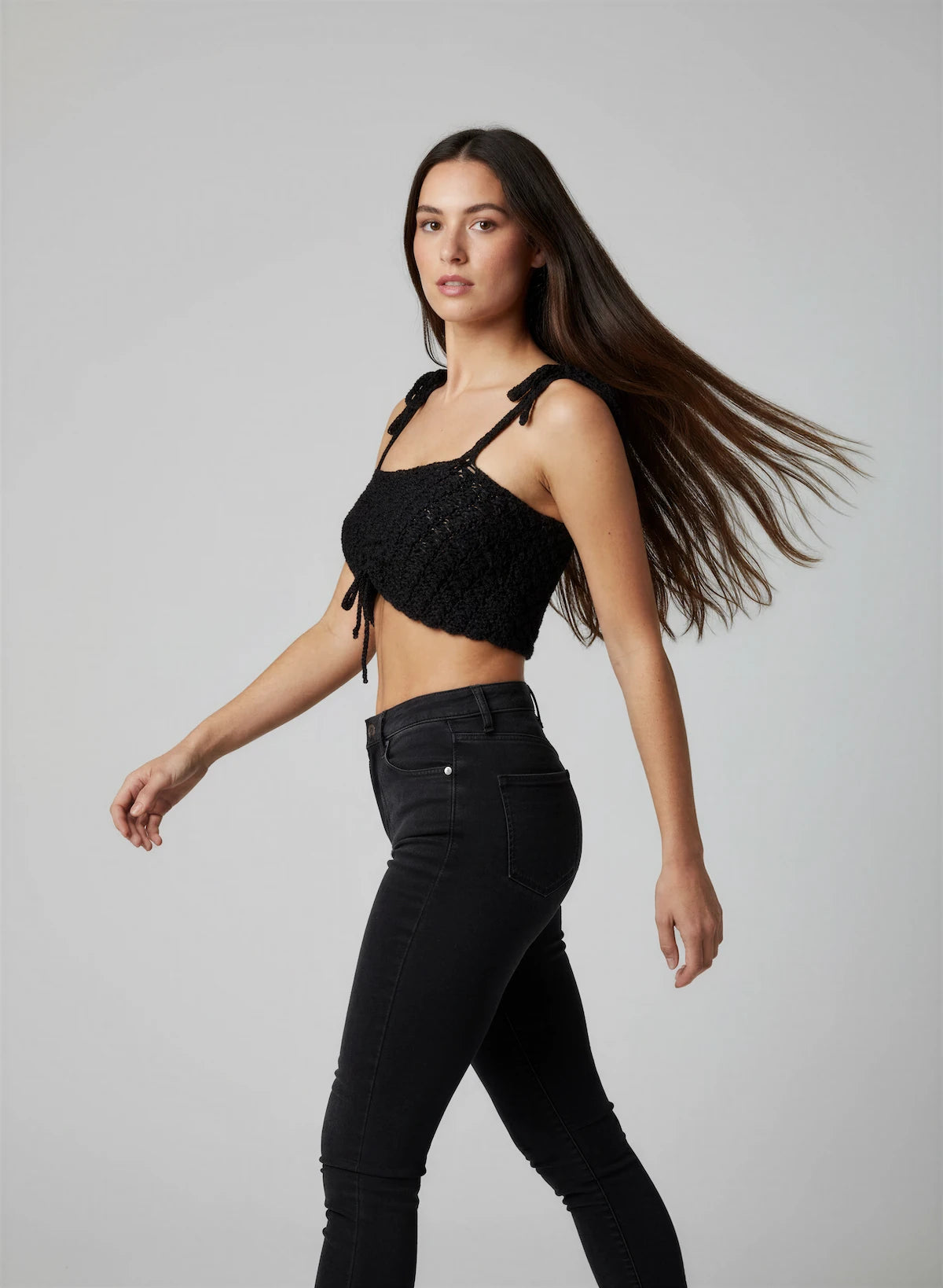 Top Blackino – vue de profil – top crochet fait main noir bretelles nouées lien fronce latéral silhouette cintrée – Cachalabibi