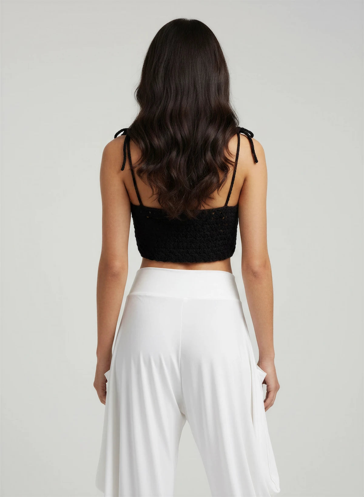 Top Blackino – vue de dos – top crochet fait main noir bretelles fines nouées deux épaules motif ajouré dos – Cachalabibi