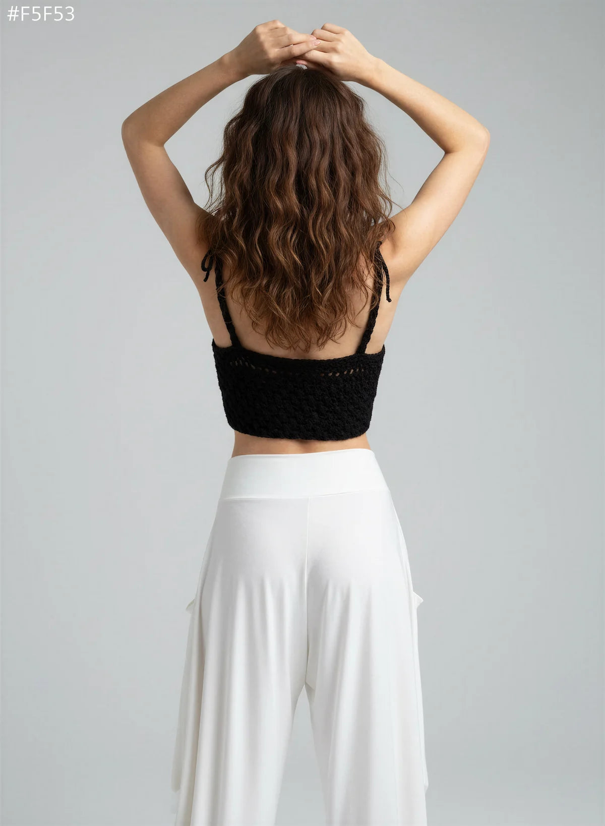 Top Blackino – vue de dos bras levés – top crochet fait main noir bretelles nouées dos nu motif ajouré – Cachalabibi