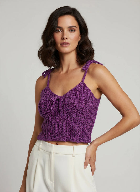 Top Campanulo – vue de face 3/4 – top crochet fait main violet encolure V nœud central bretelles nouées – Cachalabibi