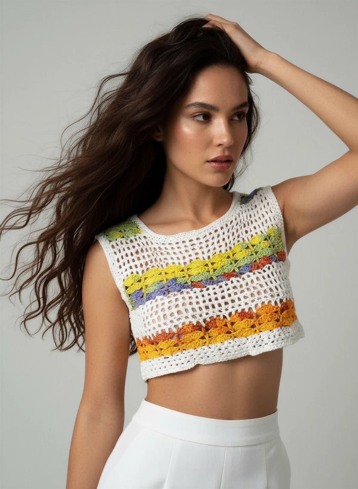 Top Cui-Cui – vue de face 3/4 dynamique – crochet fait main blanc résille rayures multicolores encolure ronde – Cachalabibi