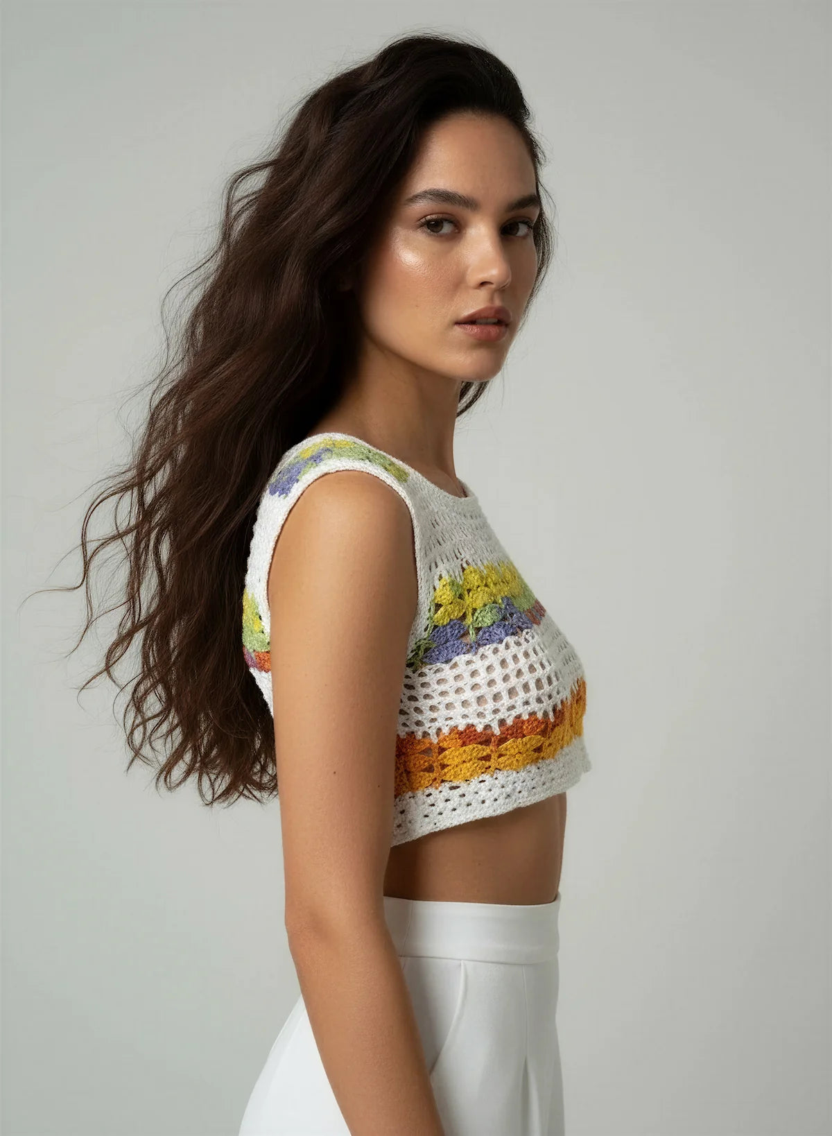 Top Cui-Cui – vue de profil – top crochet fait main blanc résille rayures multicolores encolure ronde  – Cachalabibi