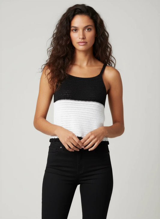 Top Diane – vue de face – top crochet fait main bicolore noir et blanc encolure carrée bretelles fines bordure festonnée – Cachalabibi
