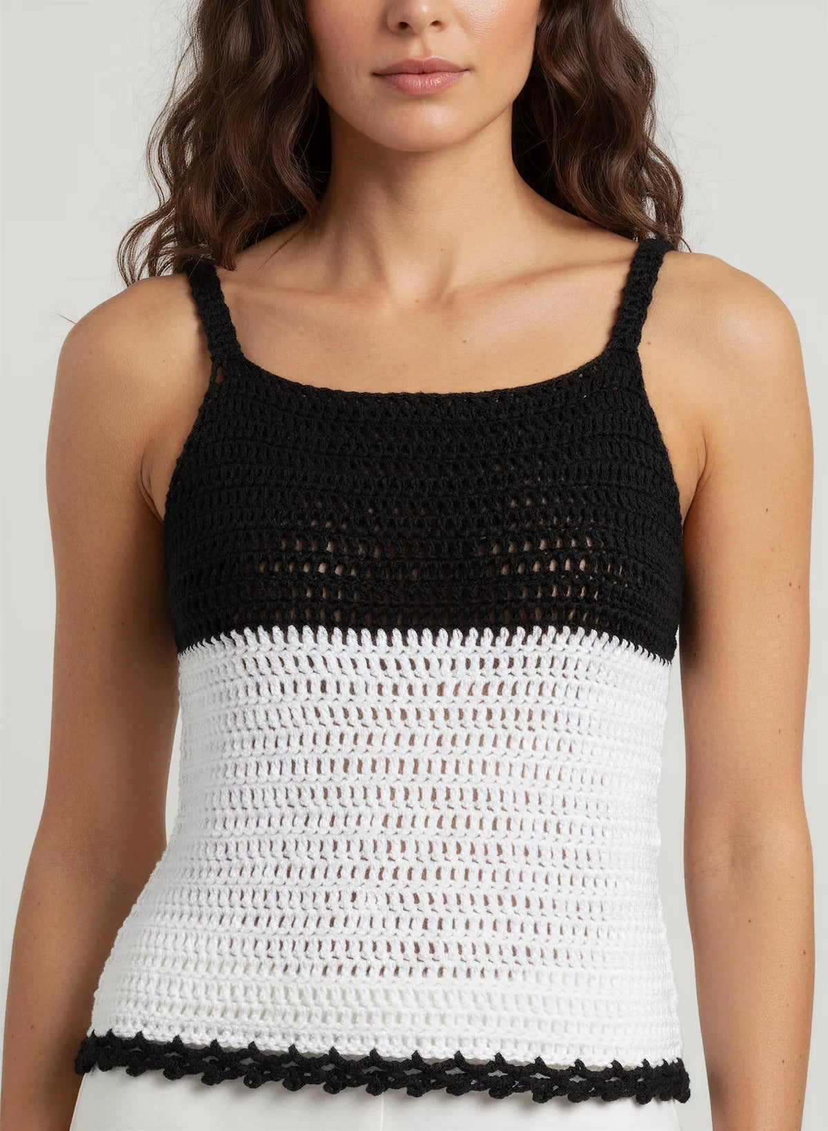Top Diane – vue de face détail texture – top crochet fait main bicolore noir et blanc motif ajouré bordure festonnée noire – Cachalabibi