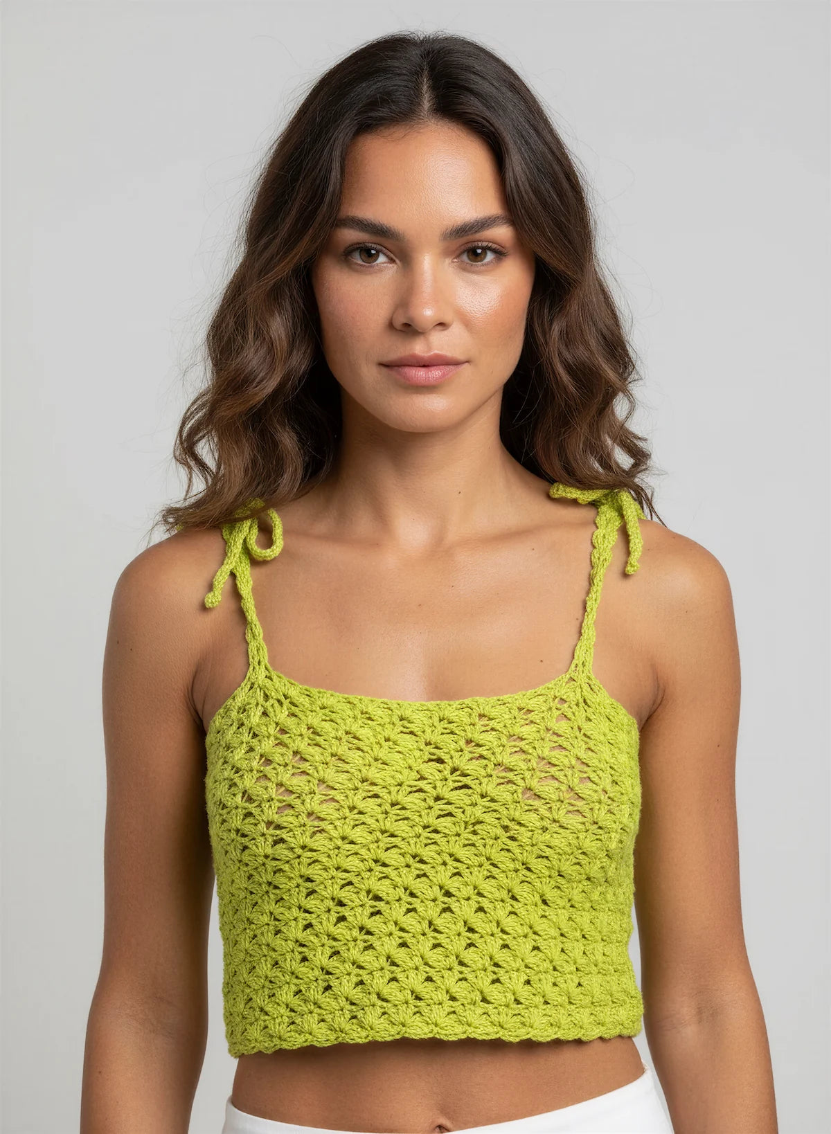 Top Finocchio – vue de face – top crochet fait main vert anis encolure carrée bretelles fines nouées motif floral – Cachalabibi