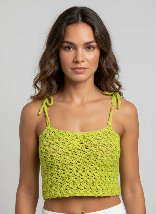 Top Finocchio – vue de face – top crochet fait main vert anis encolure carrée bretelles fines nouées motif floral – Cachalabibi