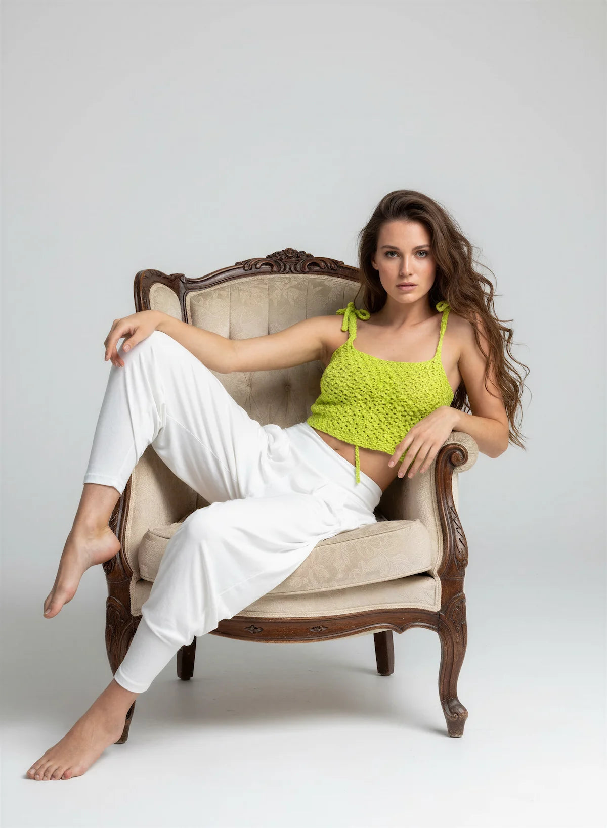 Top Finocchio – vue de face assise regard caméra – top crochet fait main vert anis lien fronce central bretelles nouées – Cachalabibi