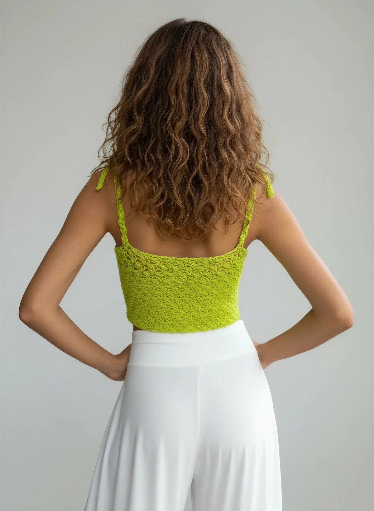 Top Finocchio – vue de dos – top crochet fait main vert anis bretelles fines nouées encolure dos droite motif floral – Cachalabibi