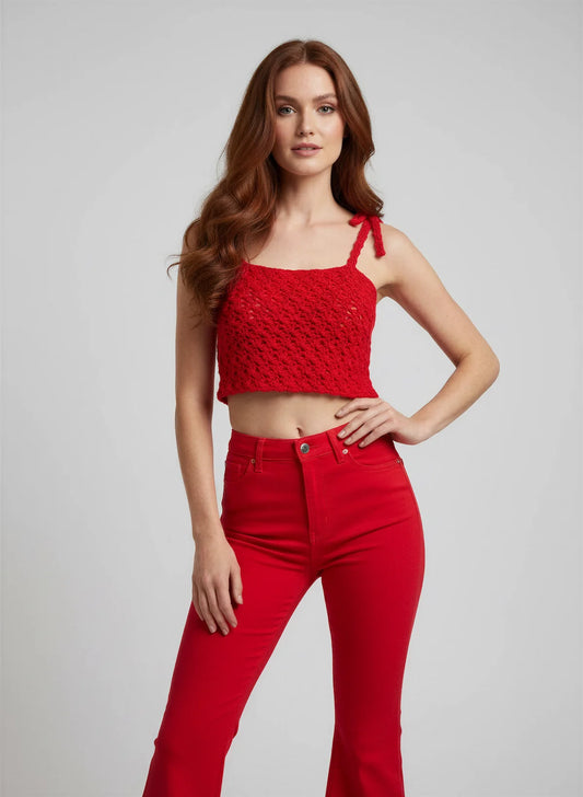 Top Marsianne – vue de face look monochrome – top crochet fait main rouge bretelles nouées jean rouge – Cachalabibi