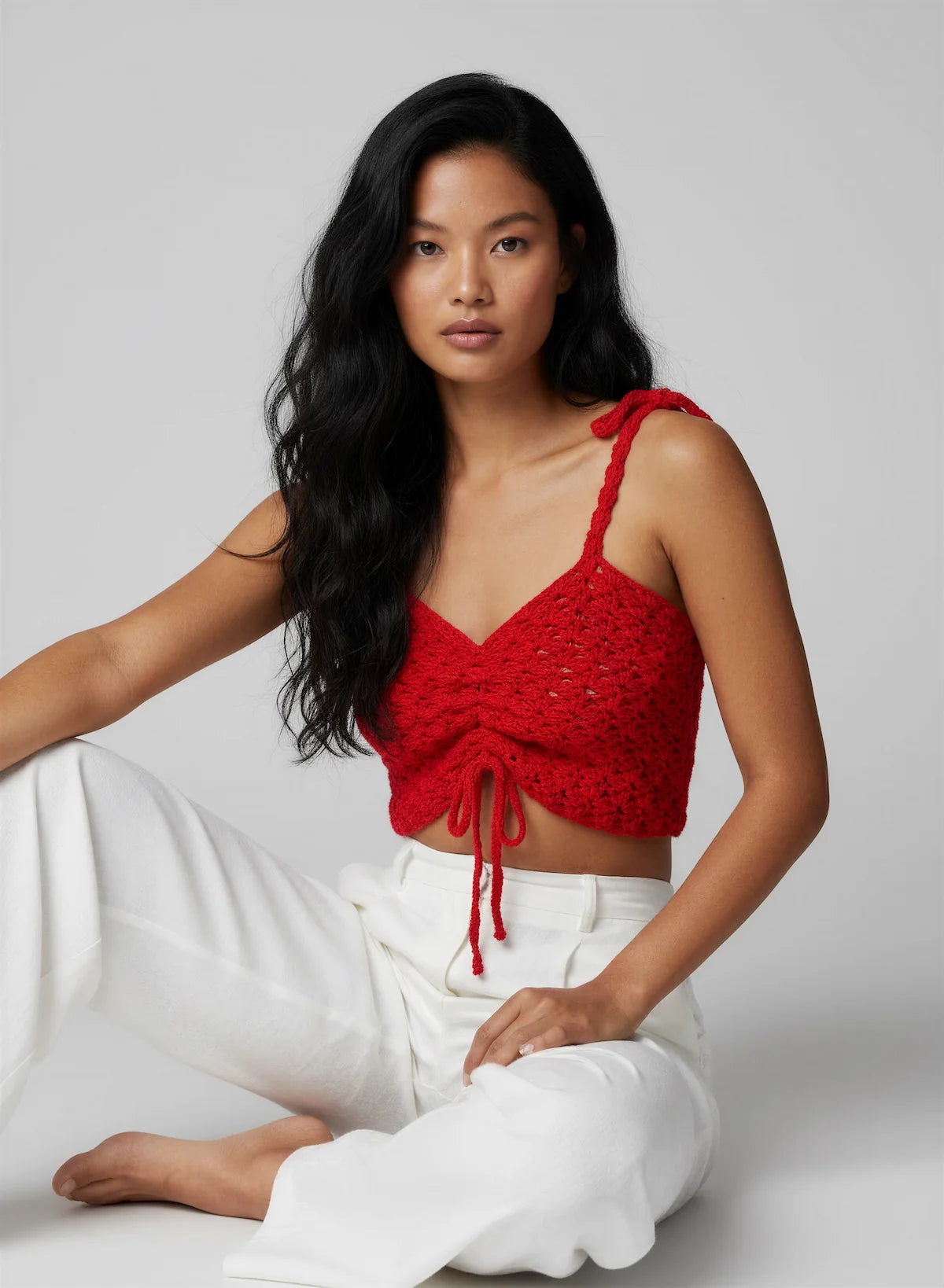 Top Marsianne – vue de face assise – top crochet fait main rouge encolure V froncée lien central – Cachalabibi