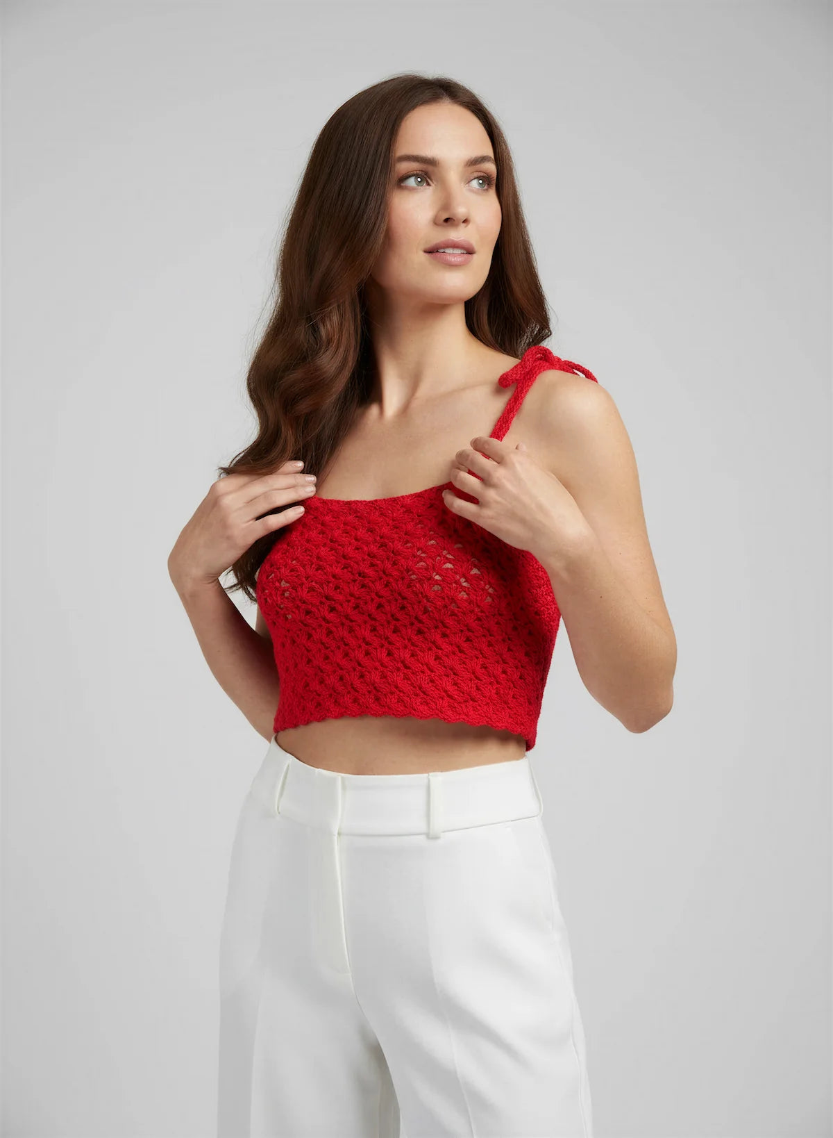 Top Marsianne – vue 3/4 face – top crochet fait main rouge bretelles fines nouées encolure droite – Cachalabibi