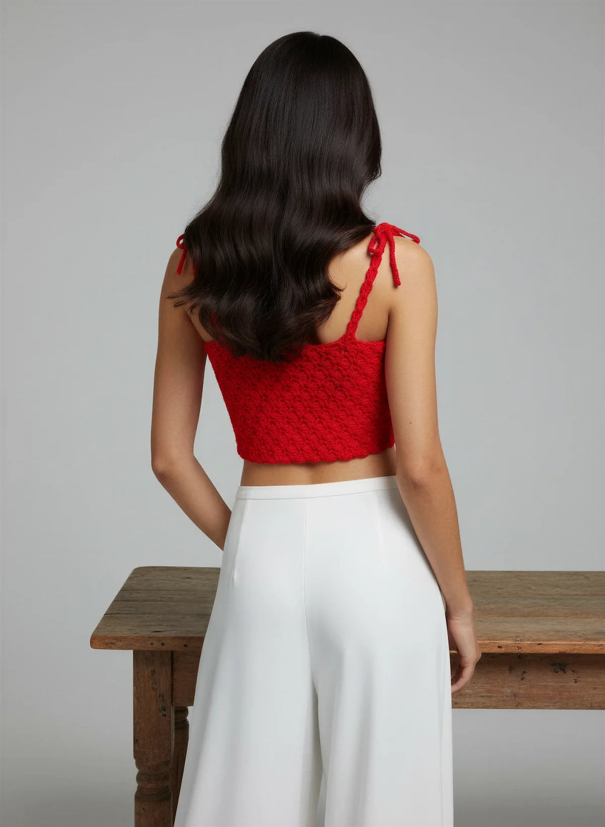 Top Marsianne – vue de dos – top crochet fait main rouge bretelles fines nouées nœuds rouges encolure dos droite – Cachalabibi