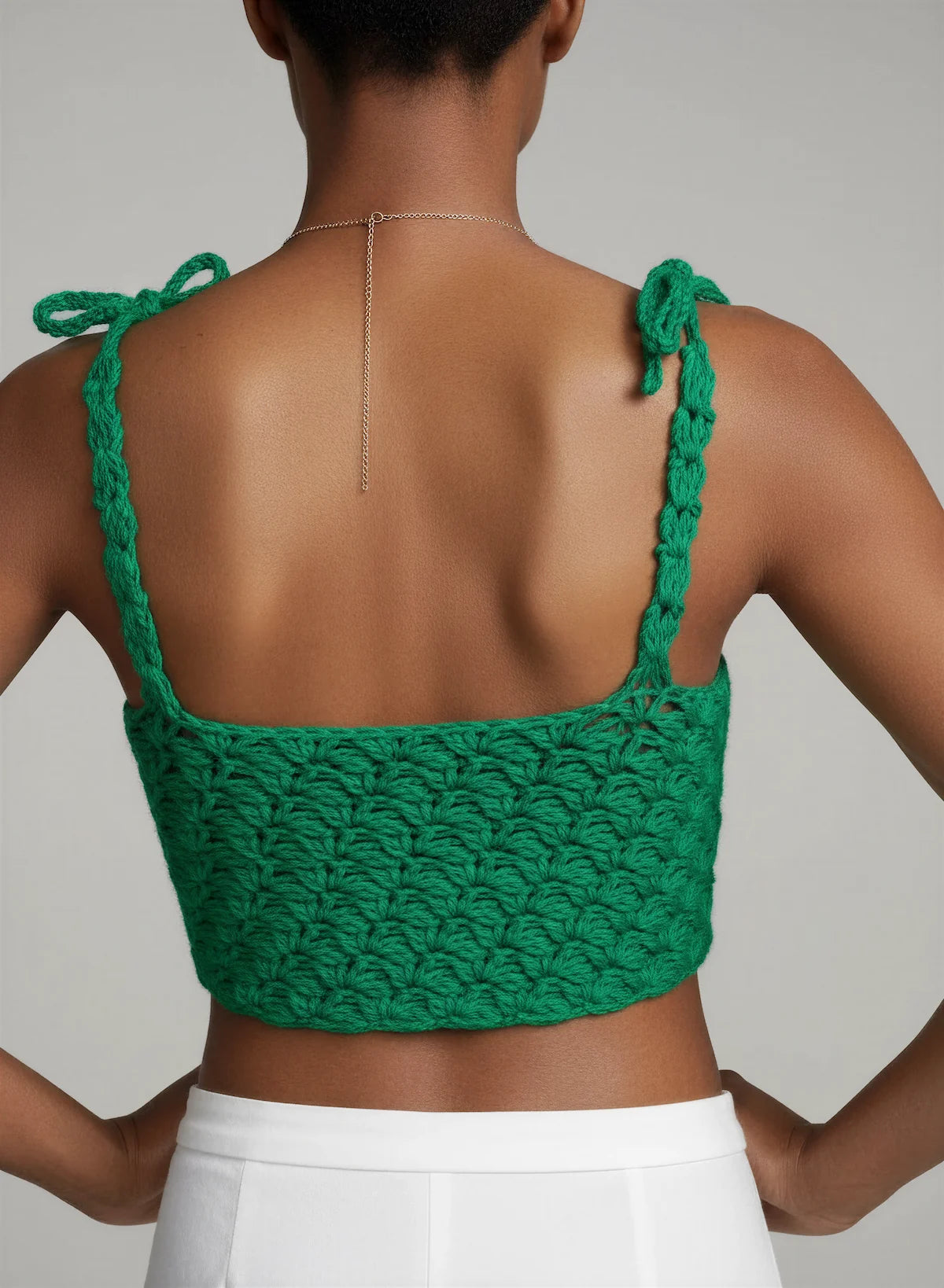 Top Mentholo – vue de dos – top crochet fait main vert bretelles tressées nouées dos nu – Cachalabibi