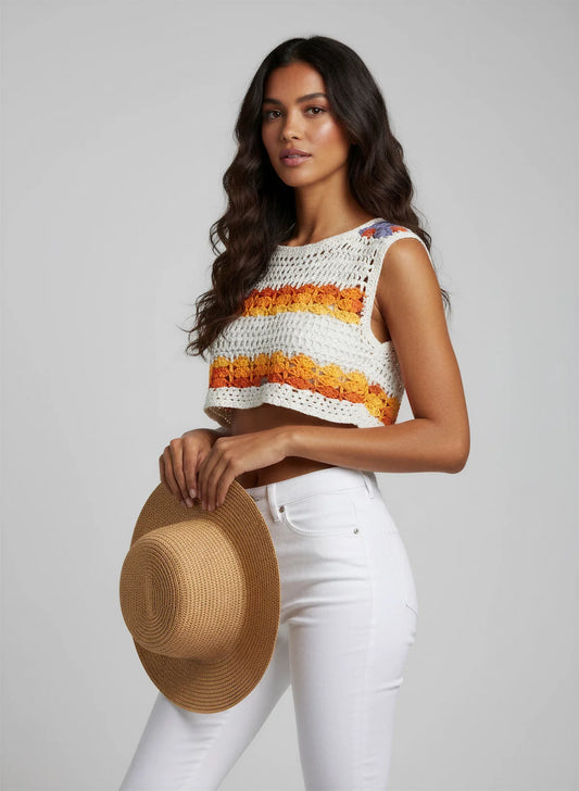 Top Nemusia – vue de face – top crochet fait main blanc rayures florales orange et jaune encolure ronde sans manches – Cachalabibi
