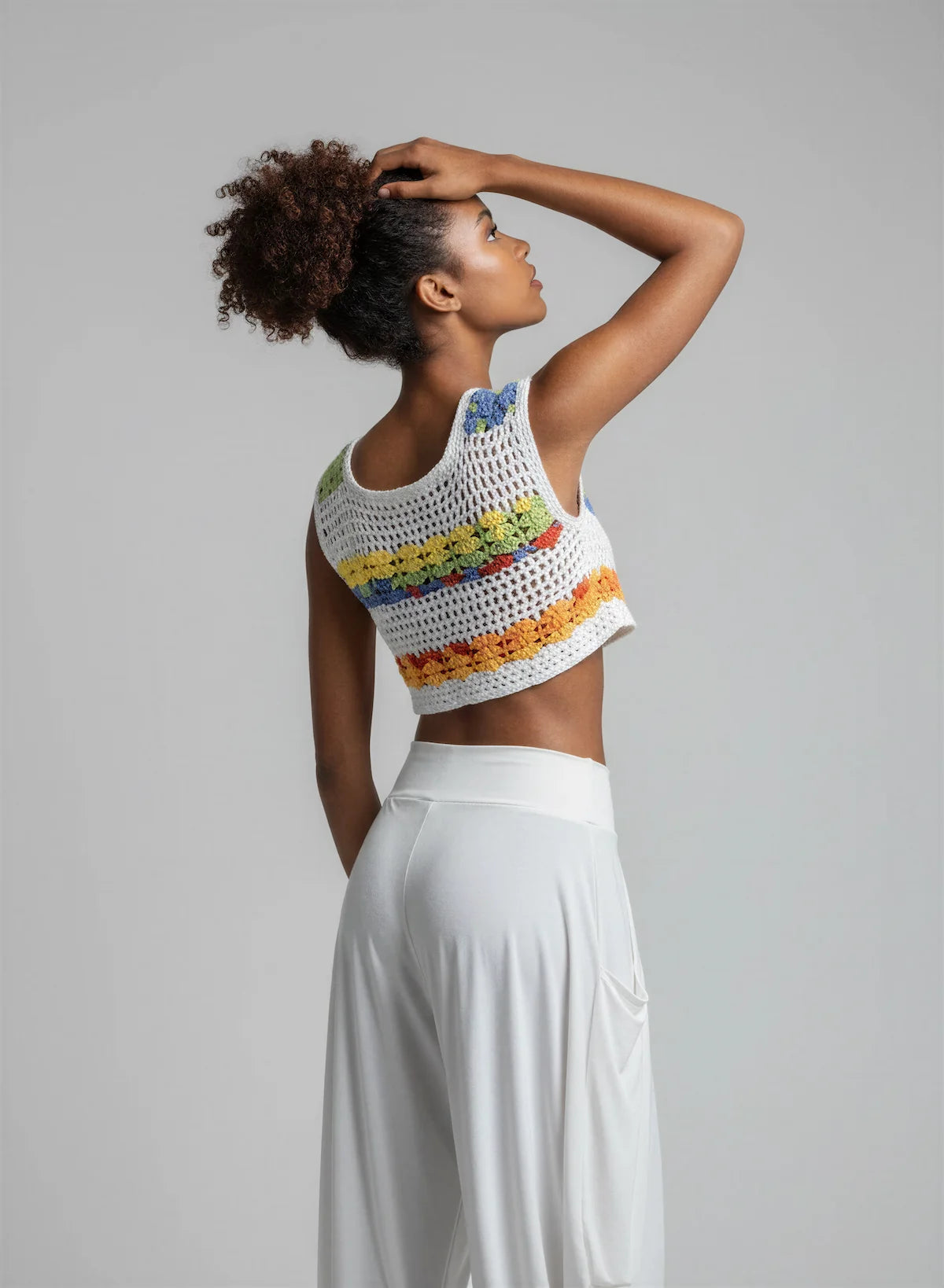 Top Nemusia – vue de dos – top crochet fait main blanc motif résille ajouré rayures florales multicolores encolure ronde dos – Cachalabibi
