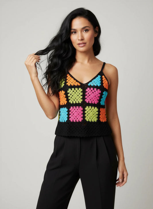 Top Quadrato – vue de face – top crochet fait main noir motif granny squares multicolore encolure V bretelles fines – Cachalabibi