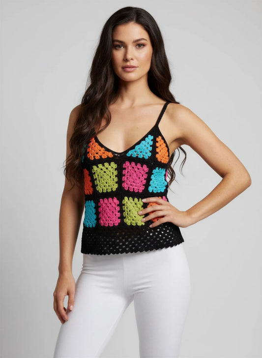 Top Quadrato – vue de face 3/4 – top crochet fait main noir granny squares multicolore bretelles perles vertes – Cachalabibi