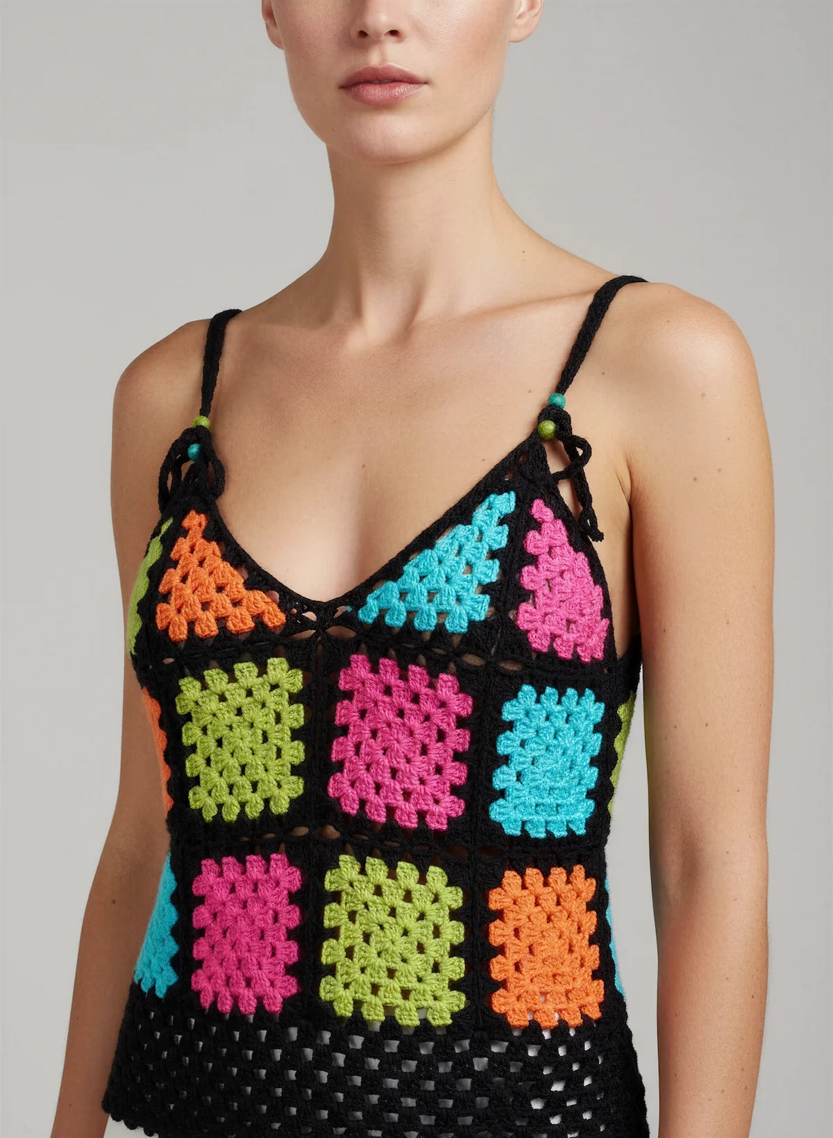 Top Quadrato – détail motif granny squares – top crochet fait main noir multicolore perles vertes bretelles texture – Cachalabibi