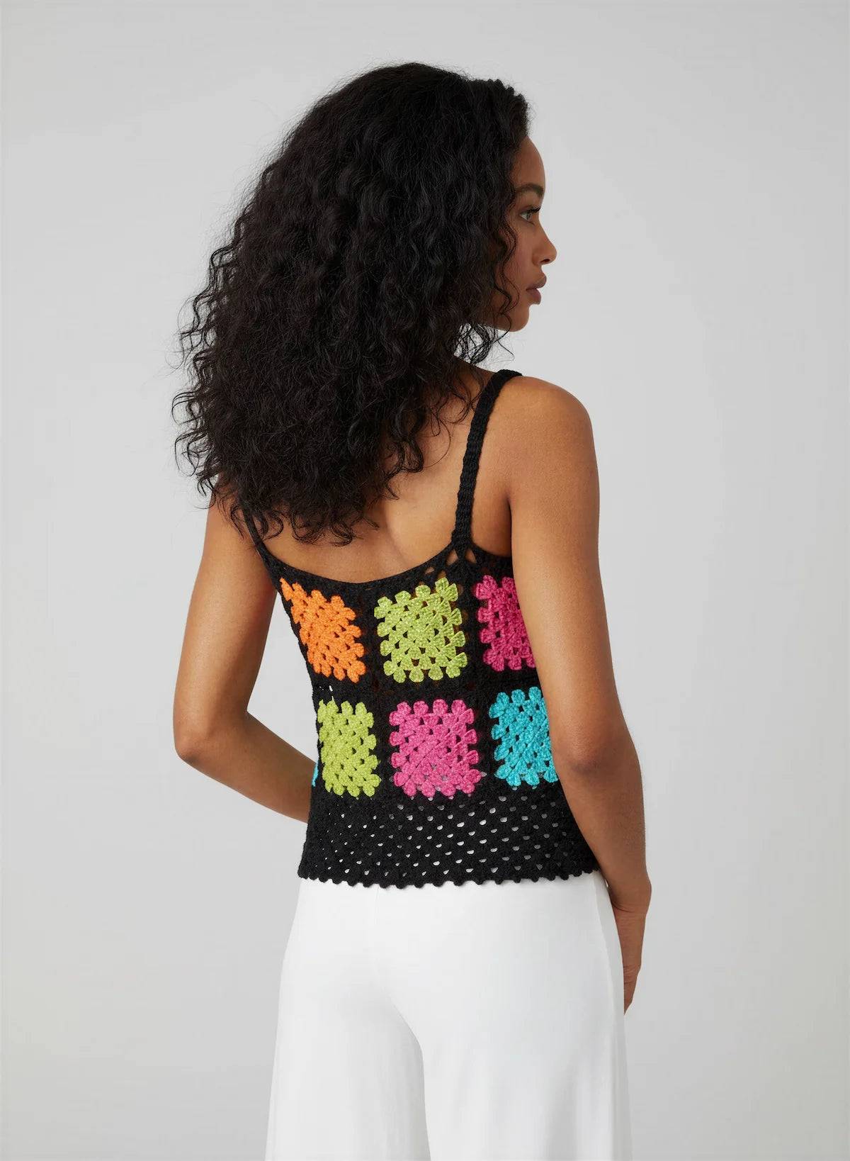 Top Quadrato – vue de dos – top crochet fait main noir granny squares multicolore bretelles fines dos bordure ajourée – Cachalabibi