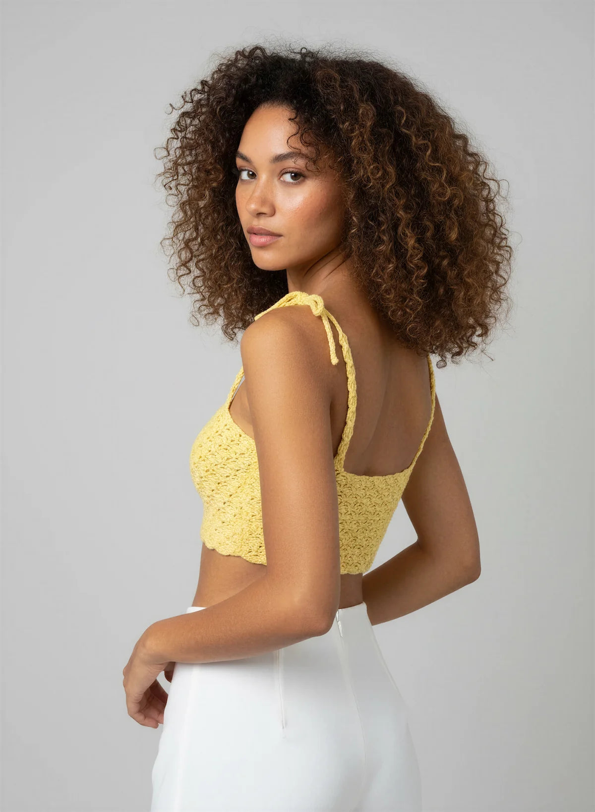 Top Saudade – vue profil dos 3/4 – top crochet fait main jaune soleil bretelle tressée nouée encolure dos carrée – Cachalabibi