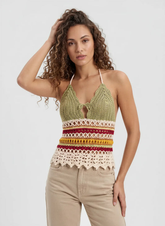 Top dos nu crochet multicolore Morabeza, - de face - col V noué, bandes vert sauge et blanc cassé - Cachalabibi