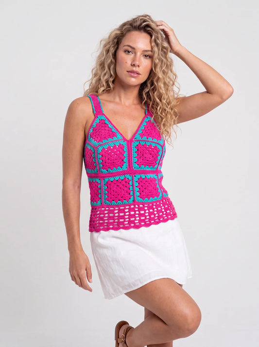 Top dos nu femme crochet Robino carrés granny rose fuchsia et bleu ciel, col V, de face avec jupe blanche — Cachalabibi 