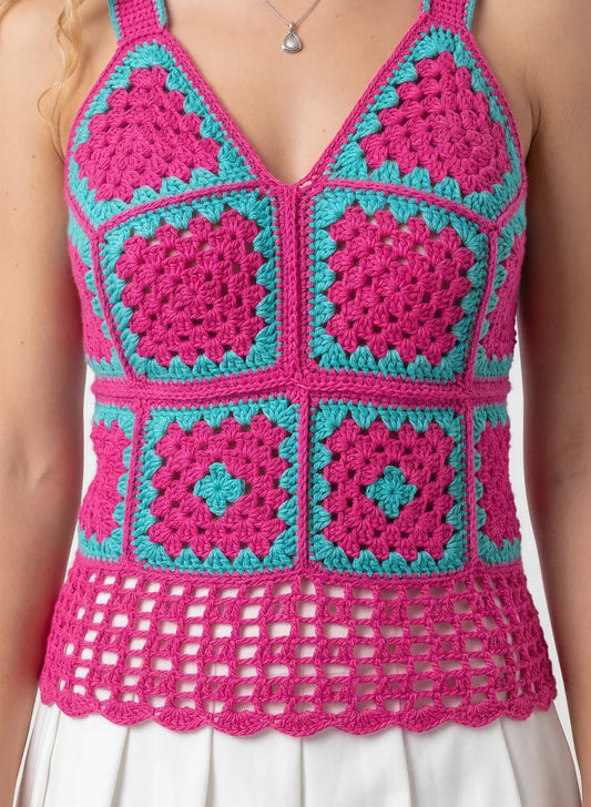 Top dos nu femme crochet Robino - de face Détail carrés granny rose fuchsia et bleu ciel, bordure festonnée — Cachalabibi 