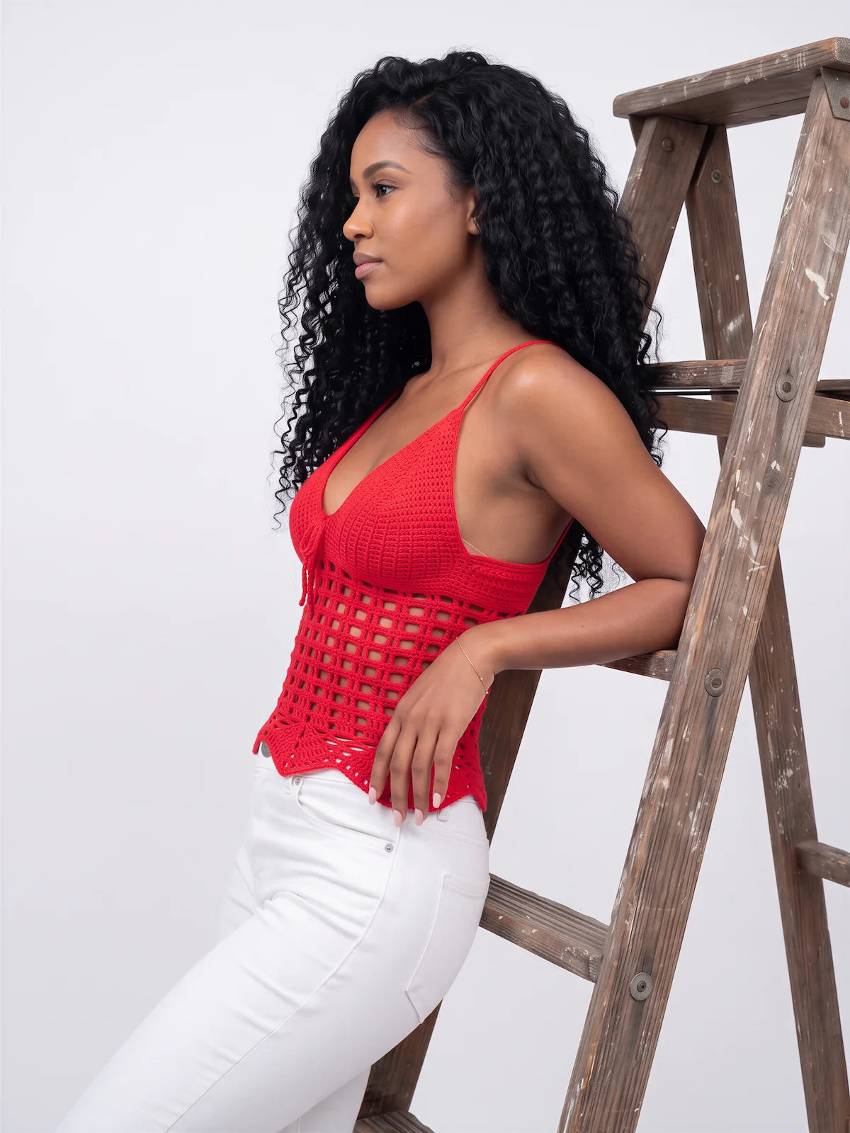 Top dos nu crochet fait main Rossomar fuchsia - pose accoudée à une échelle – Cachalabibi