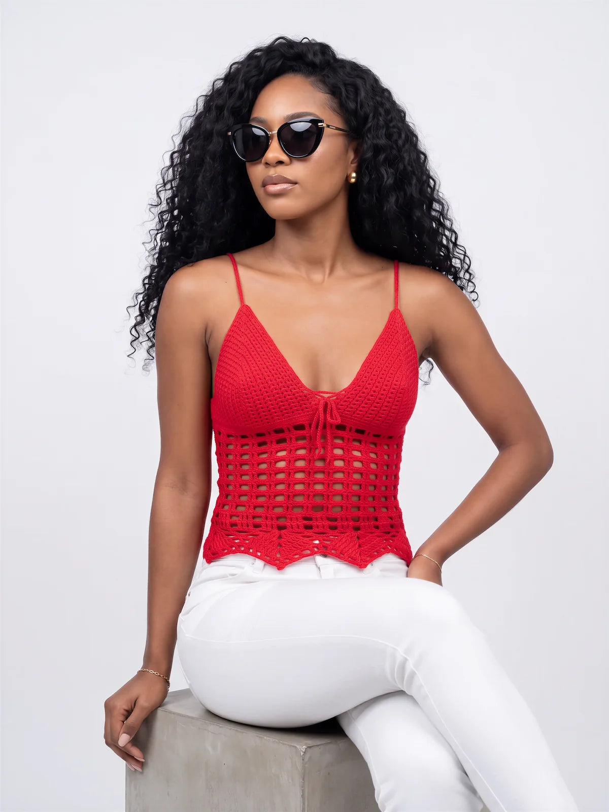 Top dos nu crochet fait main Rossomar fuchsia pose assise sur un cube gris – Cachalabibi