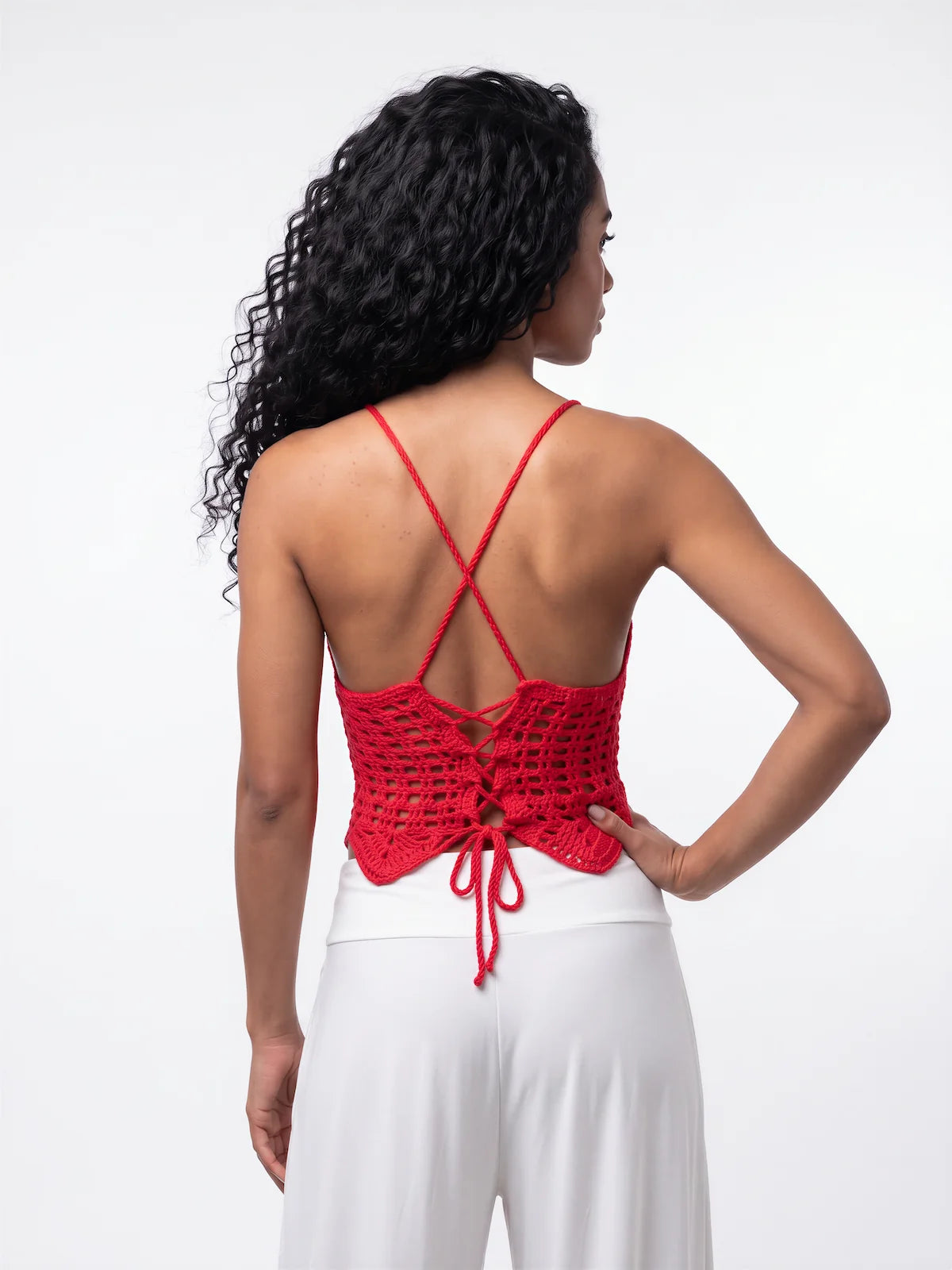 Top dos nu femme crochet Rossomar crochet rose fuchsia, lacet corset, point filet ajouré - vue de dos avec bretelles croisées - Cachalabibi 