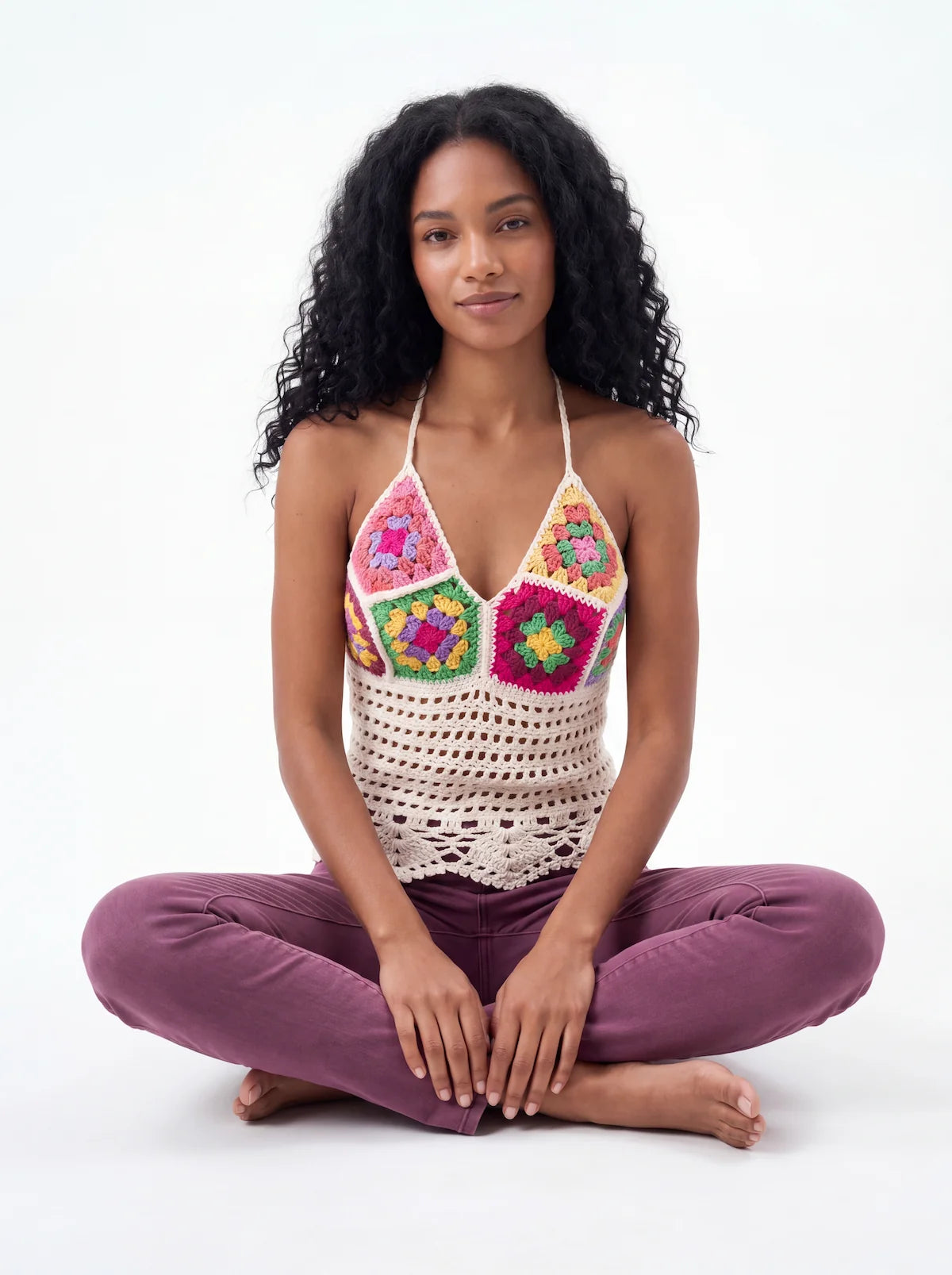 Top dos nu femme Cesaria multicolore porté assis en tailleur, détail carrés granny — Cachalabibi 