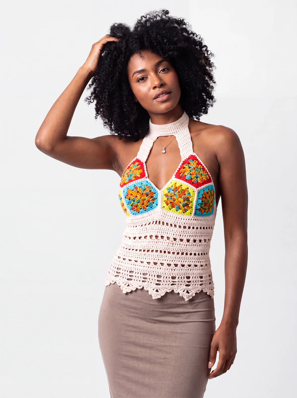 Top dos nu femme crochet Fogolino hexagones granny multicolores, col choker blanc cassé, de face — Cachalabibi 