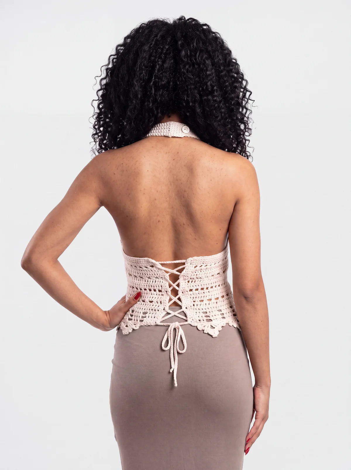 Top dos nu femme Fogolino crochet blanc cassé, vue plein pied - vue du dos lacé corset - Cachalabibi 