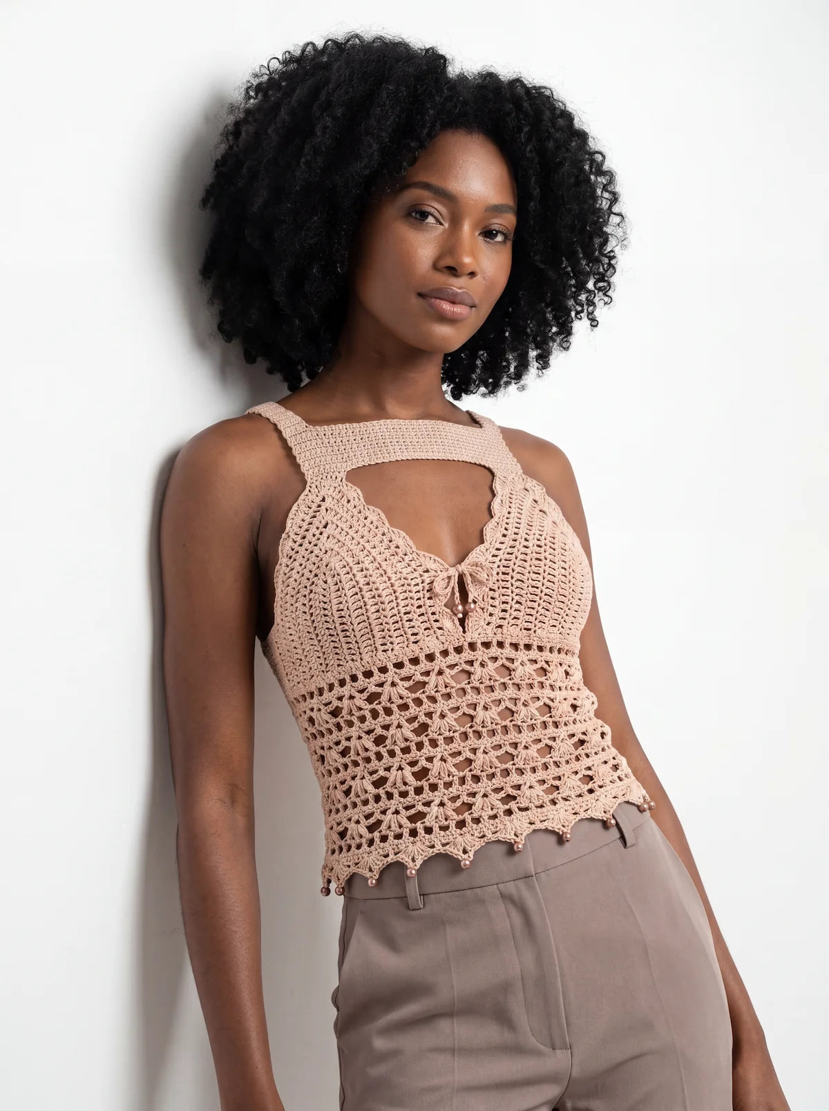 Top dos nu femme crochet Morna beige, vue de profil appuyée au mur, silhouette féminine - Cachalabibi 
