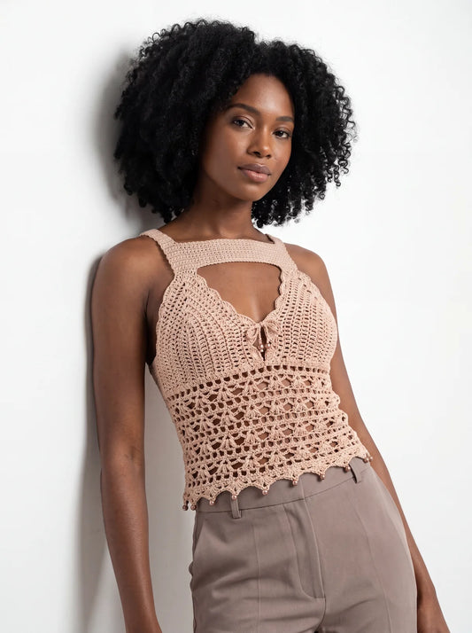 Top dos nu femme crochet Morna beige, vue de profil appuyée au mur, silhouette féminine - Cachalabibi 