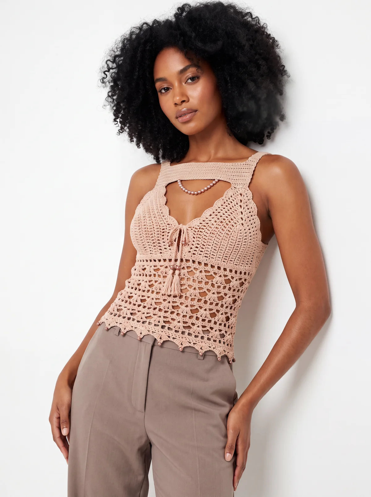 Top dos nu femme crochet Morna beige, -vue appuyée au mur, silhouette féminine - Cachalabibi 