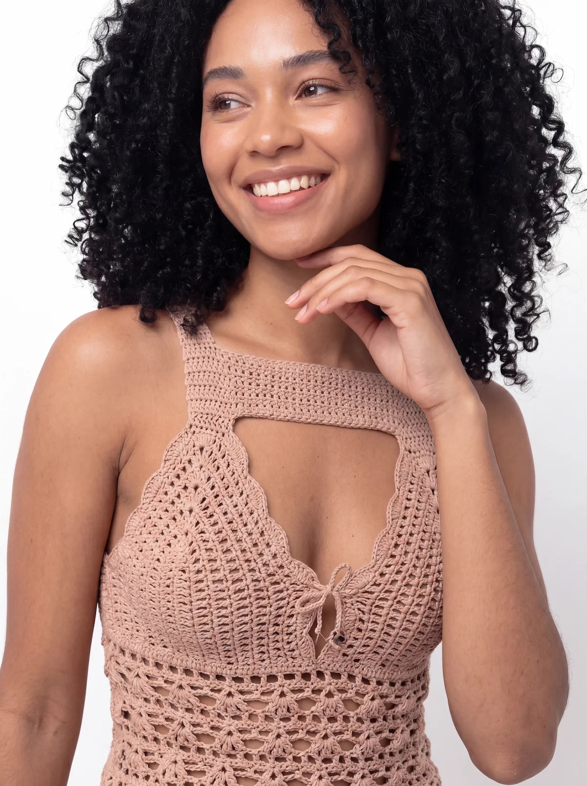 Top dos nu femme crochet Morna beige, Détail col carré et découpe V noué - bordure festonnée perlée - Cachalabibi 