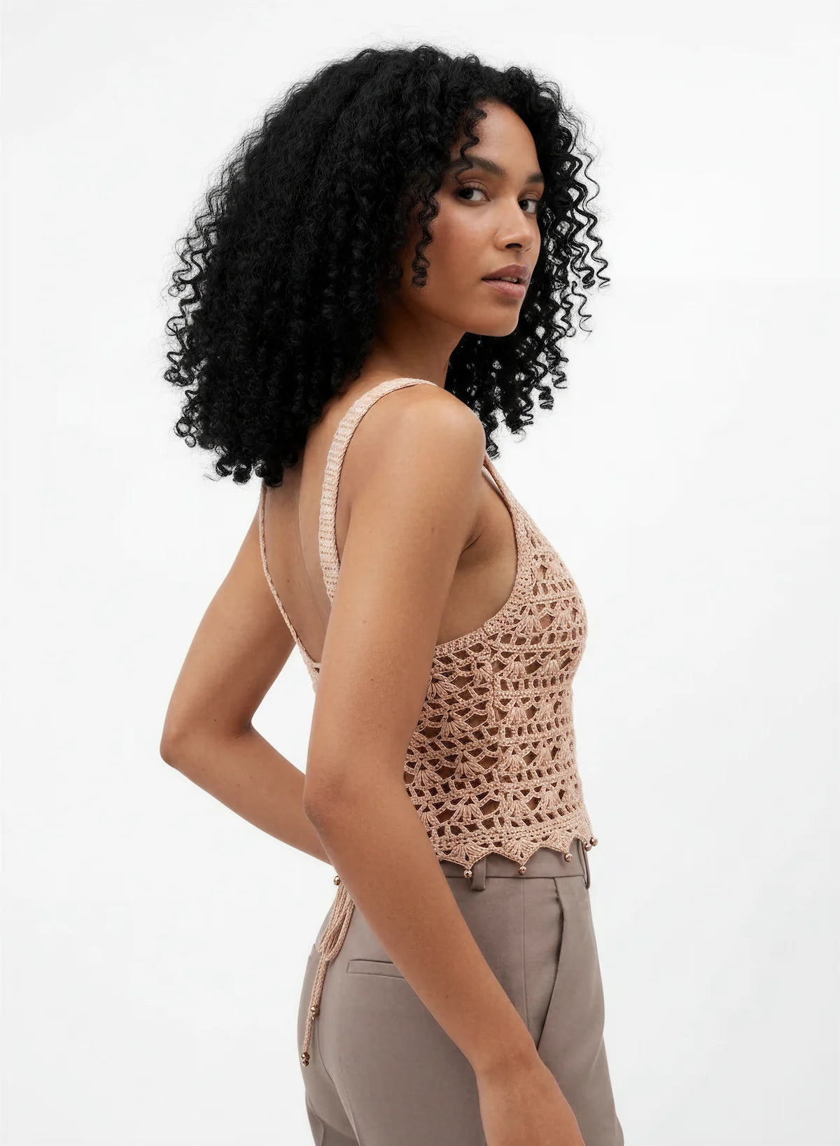 Top dos nu femme crochet Morna beige, vue de profil regard tourné - bordure festonnée perlée - Cachalabibi