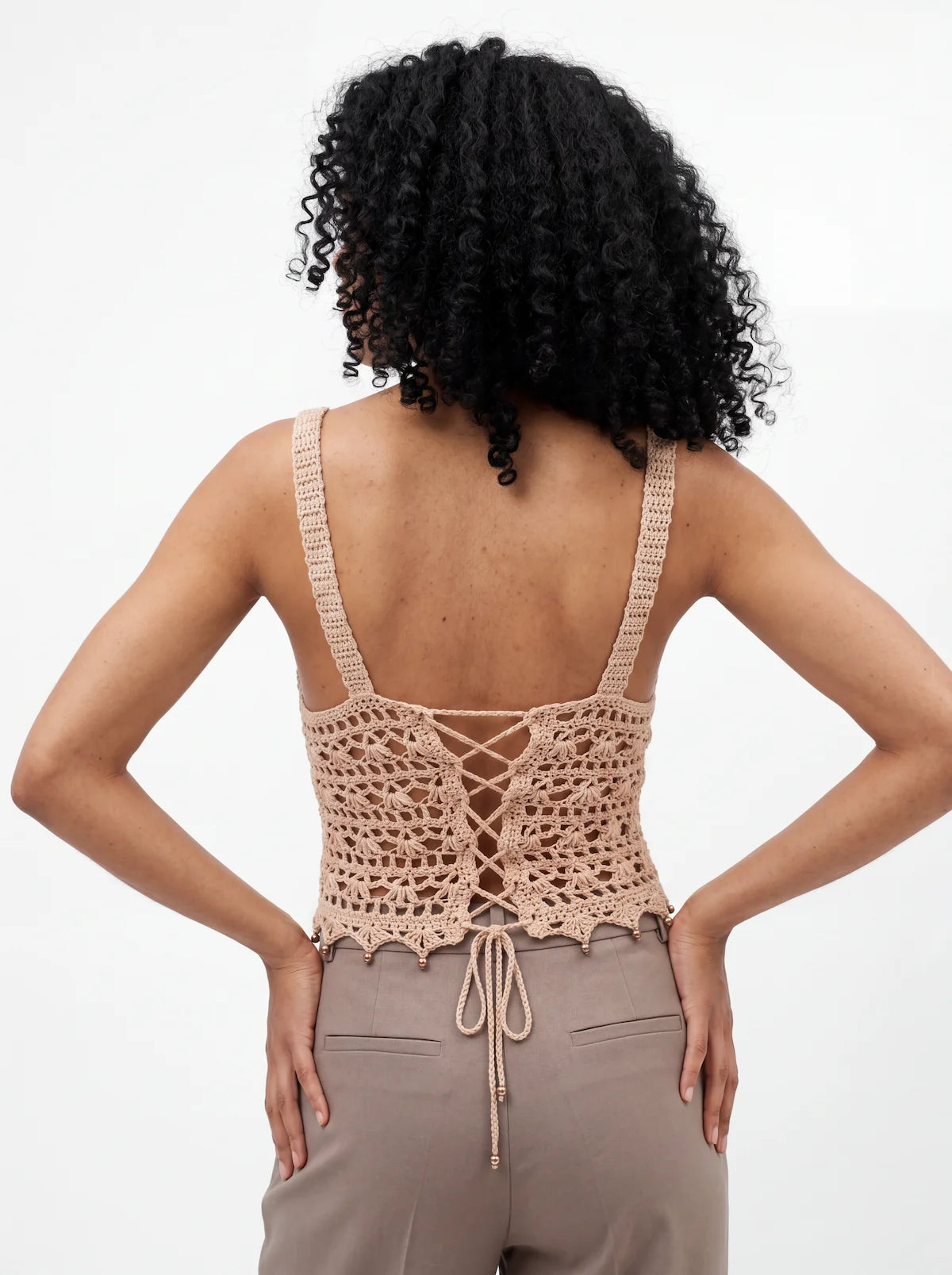 Top dos nu femme crochet Morna crochet beige, point éventail ajouré, vue du dos lacet corset - Cachalabibi 