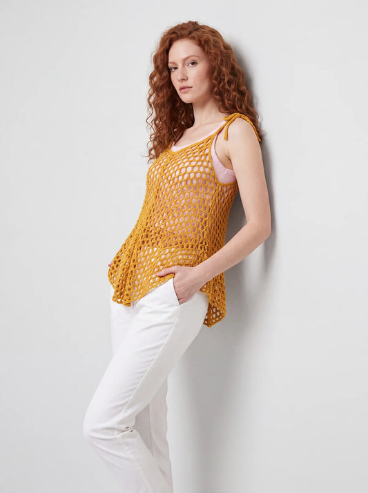 Tunique crochet fait main Chiccodorzo jaune ocre mailles filet vue 3/4 adossée à un mur – Cachalabibi