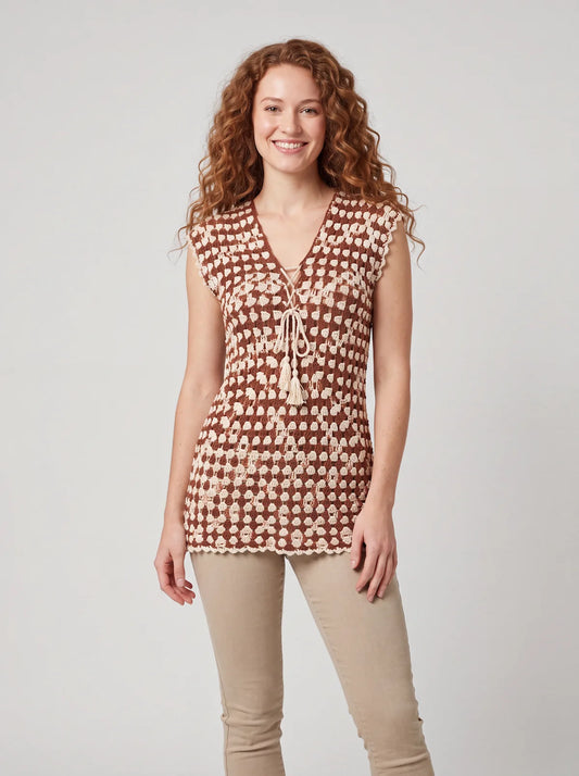 Tunique crochet fait main Couleur Café marron crème col V lacé vue de face – Cachalabibi