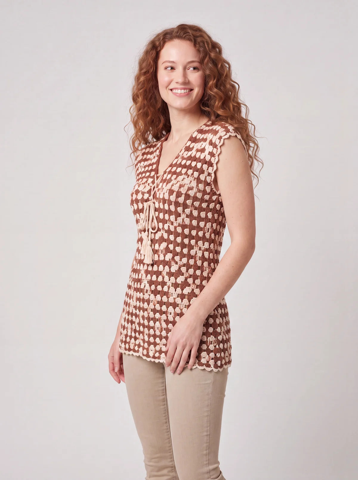 Tunique crochet fait main Couleur Café marron crème col V lacé vue de profil – Cachalabibi