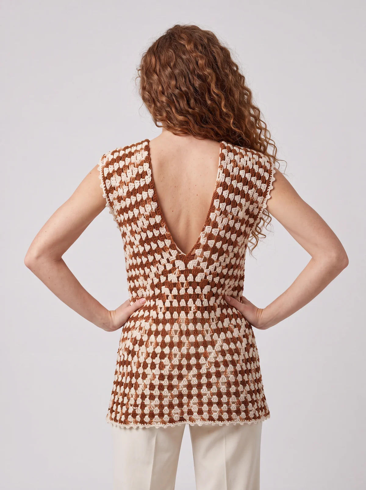 Tunique crochet fait main Couleur Café marron crème col V lacé vue de dos – Cachalabibi