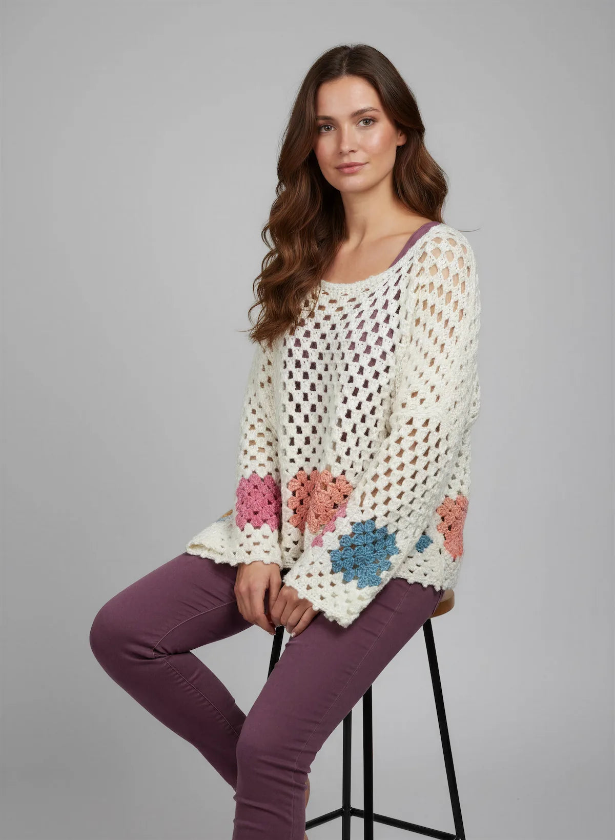 Tunique Granniola – de face 3/4 assise – crochet fait main écrue résille grande maille manches évasées – Cachalabibi