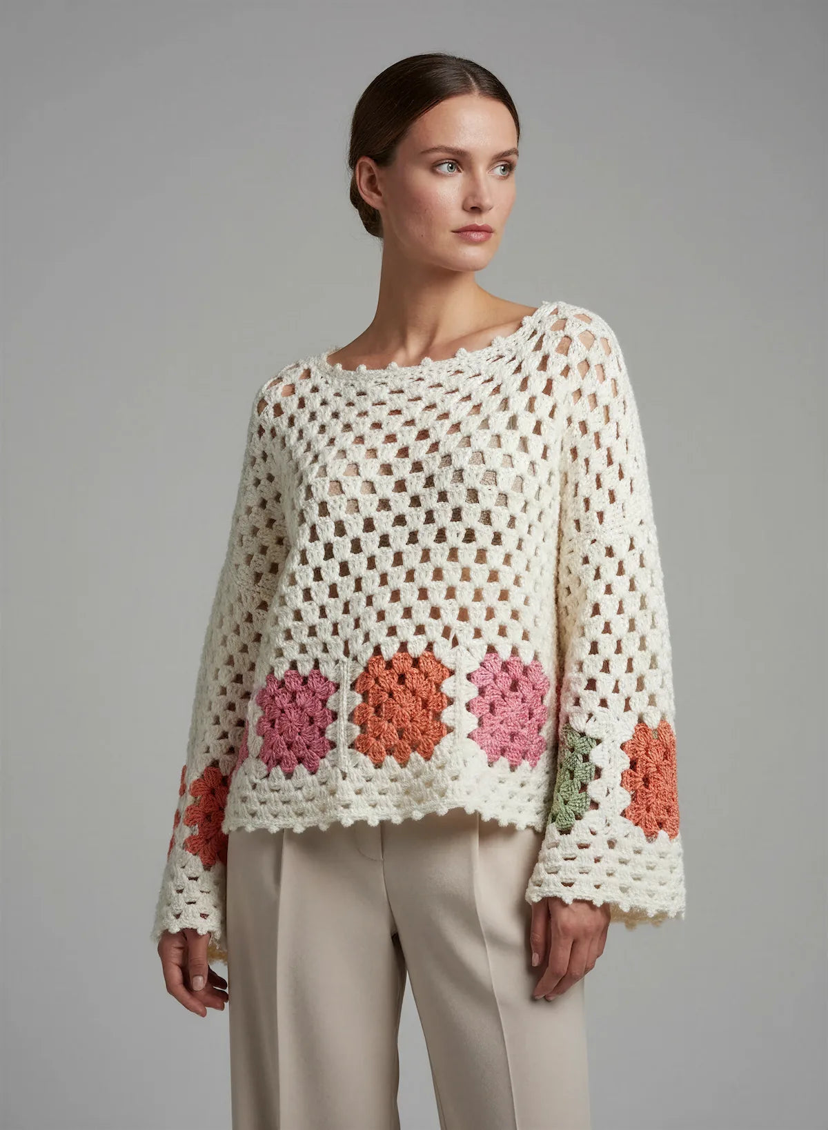 Tunique Granniola – de face buste – tunique crochet fait main écrue résille grande maille encolure bateau – Cachalabibi