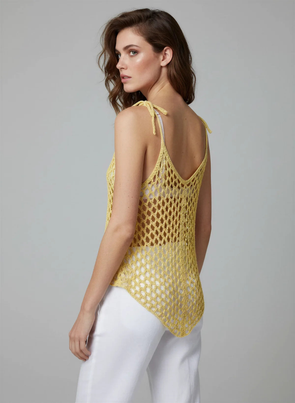 Tunique Ipérico – vue dos 3/4 regard épaule – crochet fait main jaune - grande maille bretelles nouées - Cachalabibi