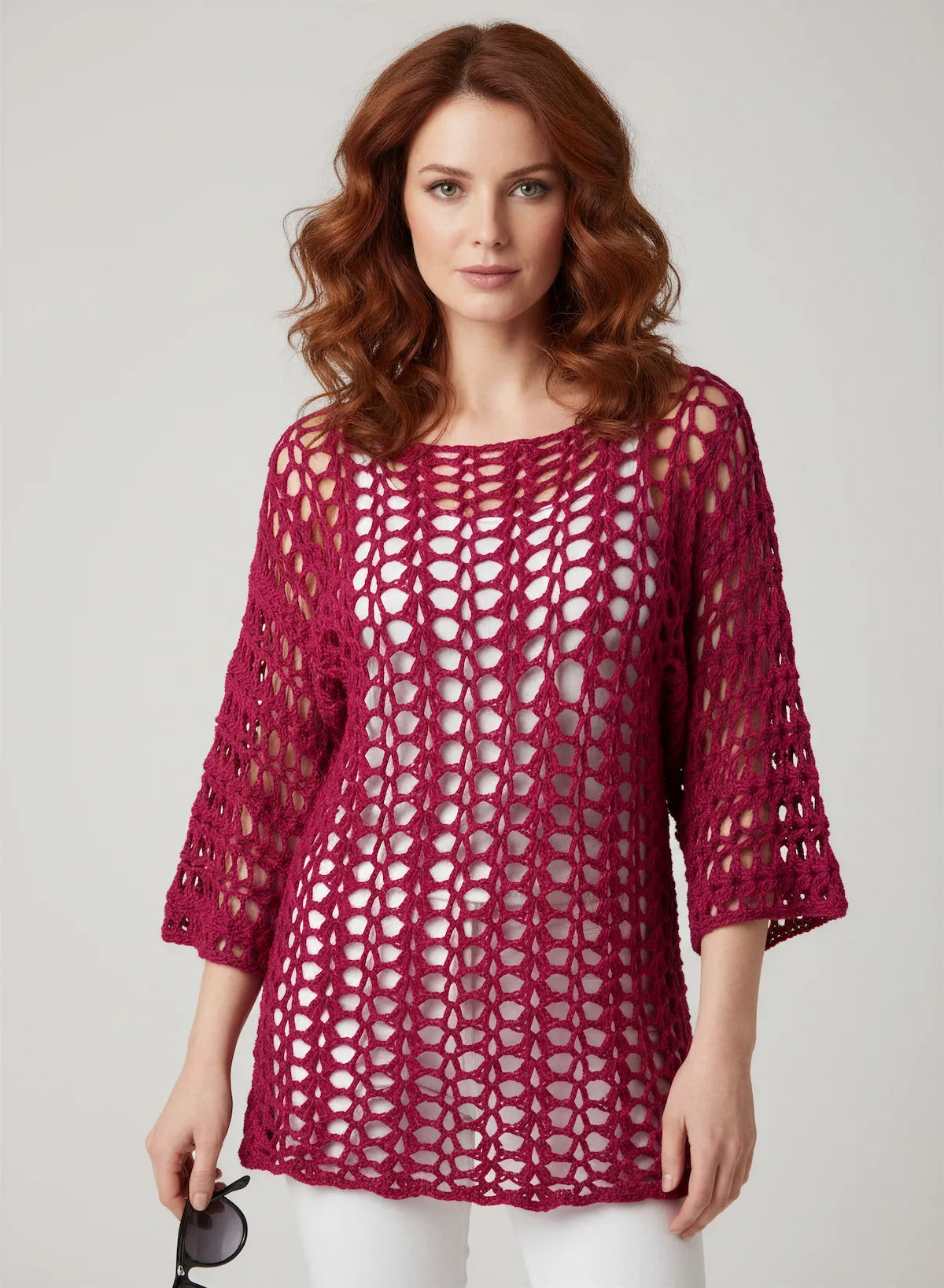 Tunique Oscuro – vue de profil – tunique crochet fait main framboise résille grande maille manches 3/4 évasées – Cachalabibi 