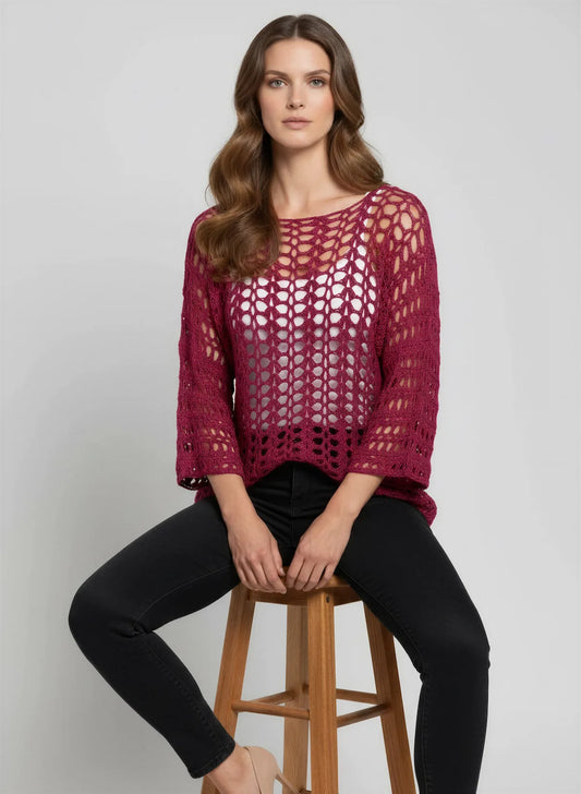 Tunique Oscuro – de face assise tabouret – crochet fait main framboise résille grande maille encolure bateau – Cachalabibi